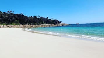 En la playa, sillas reclinables de playa, toallas de playa