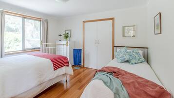 3 bedrooms, desk, iron/ironing board, bed sheets