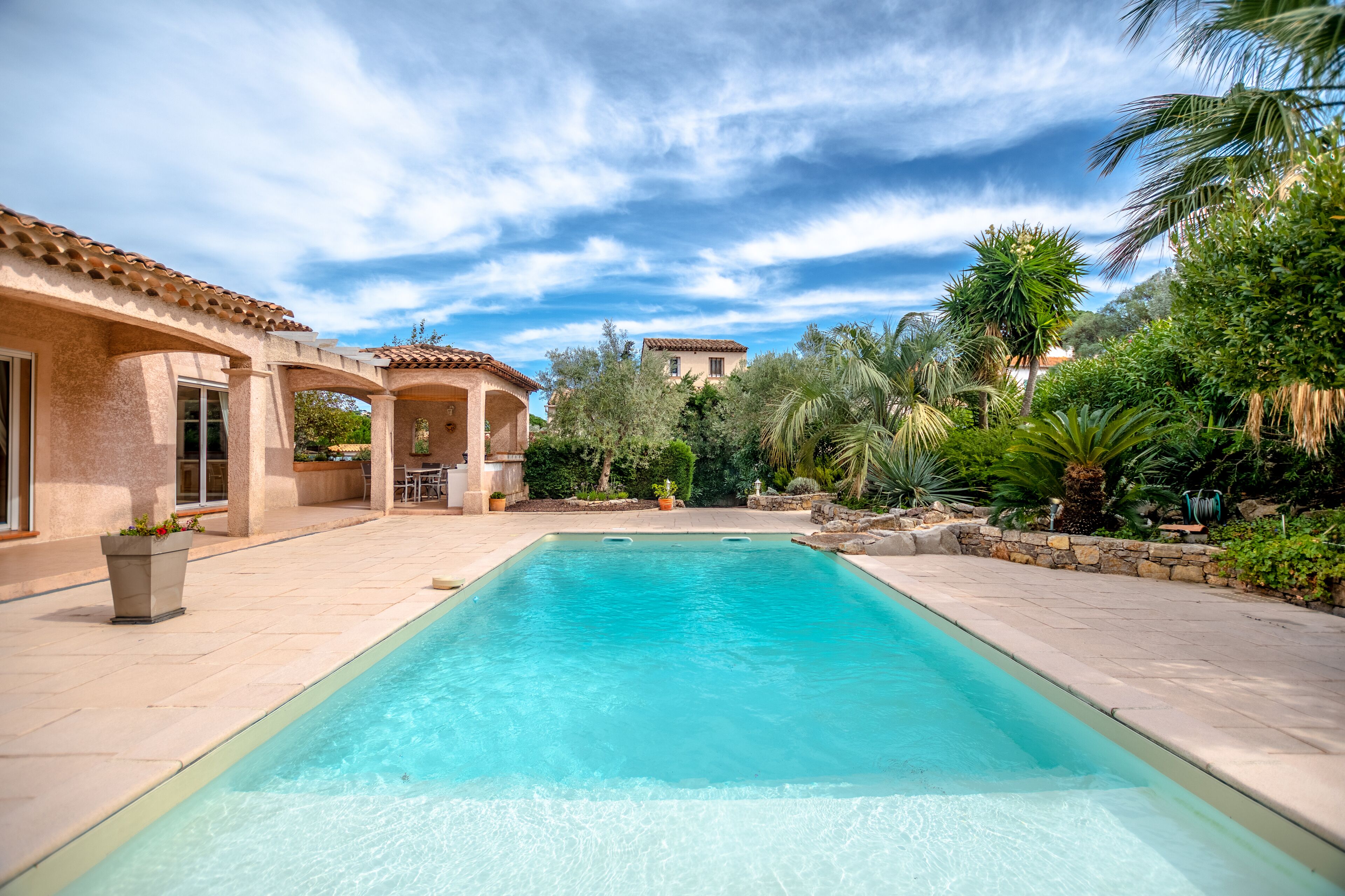 Alberca al aire libre y alberca climatizada