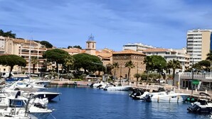 A marina with boats docked, surrounded by buildings and trees. - Villa for 8 people, 16 minutes' walk from the beaches and town center of Ste Maxime (SAINTE MAXIME)