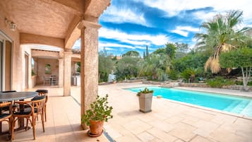 Una piscina al aire libre, una piscina climatizada