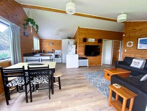 TV, DVD player - Relax Cabin - Waihi Beach Holiday Home (Waihi Beach)