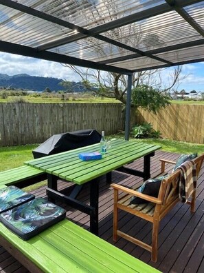 Outdoor dining - Relax Cabin - Waihi Beach Holiday Home (Waihi Beach)