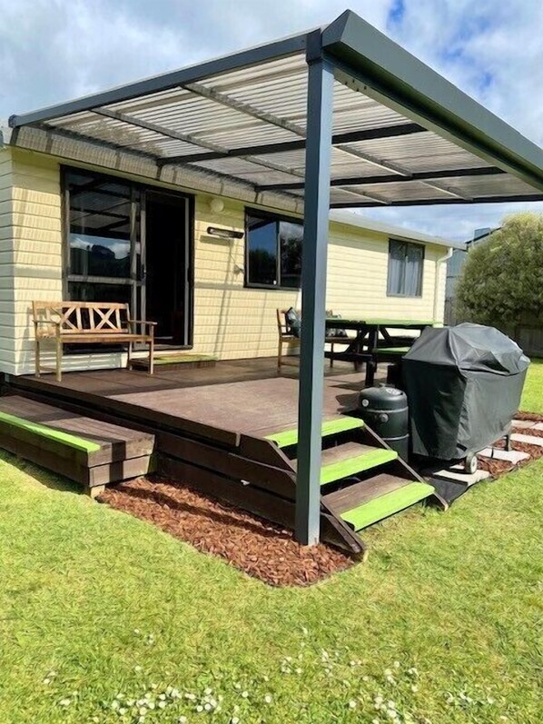 Outdoor dining - Relax Cabin - Waihi Beach Holiday Home (Waihi Beach)
