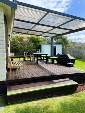 Outdoor dining - Relax Cabin - Waihi Beach Holiday Home (Waihi Beach)