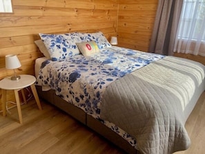 2 bedrooms, iron/ironing board, bed sheets