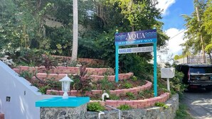 Señal de Havensight Way en Haugland, Islas Vírgenes, con un muro de piedra y un pequeño jardín.
