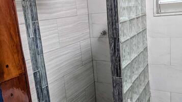 Ducha, secador de pelo, toallas, jabón