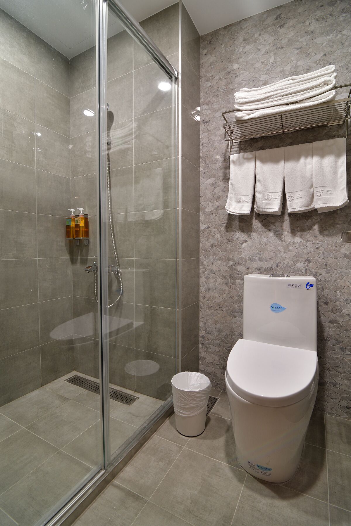 Deluxe Quadruple Room | Bathroom | Shower, rainfall showerhead, hair dryer, slippers