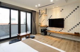 Muebles diferentes, cortinas blackout, wifi gratis y ropa de cama 