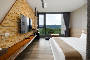 Kamar Double Elite | Dilengkapi dengan perabotan berbeda-beda dan tirai kedap cahaya