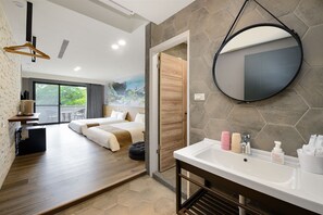 Kamar Quadruple Grand | Dilengkapi dengan perabotan berbeda-beda dan tirai kedap cahaya