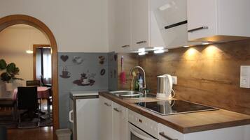 Kühlschrank, Mikrowelle, Ofen, Herdplatte