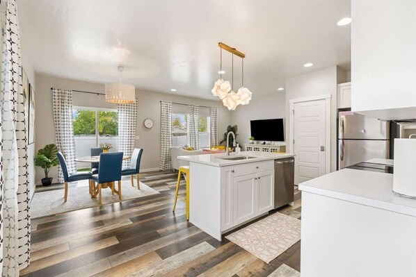 Réfrigérateur, four à micro-ondes, un four, surface de cuisson