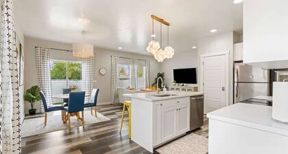 Art Deco Townhouse near Downtown Caldwell