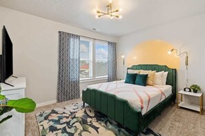 3 chambres, bureau, fer et planche à repasser, lit de bébé portatif