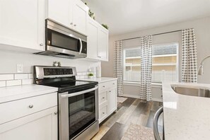 Réfrigérateur, four à micro-ondes, un four, surface de cuisson