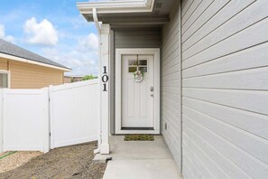 Exterior detail - ART DECO Townhouse 3B, Near C of I and the YMCA (Caldwell)