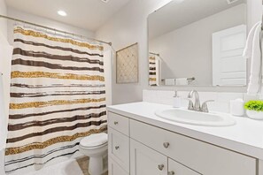 Ensemble baignoire-douche, séchoir à cheveux, serviettes fournies