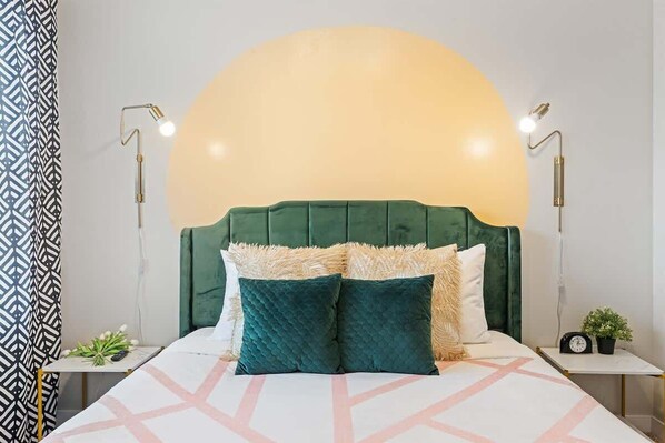 3 chambres, bureau, fer et planche à repasser, lit de bébé portatif