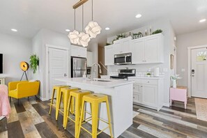 Fridge, microwave, oven, stovetop - ART DECO Townhouse 3B, Near C of I and the YMCA (Caldwell)