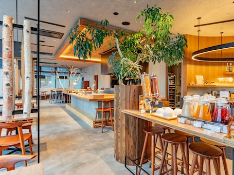 Daily cooked-to-order breakfast (JPY 2600 per person)