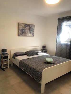 2 bedrooms, iron/ironing board, travel cot, free WiFi