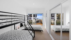 4 bedrooms, iron/ironing board, Internet, bed sheets - Ocean Vue - Stunning Views! (AVOCA BEACH)