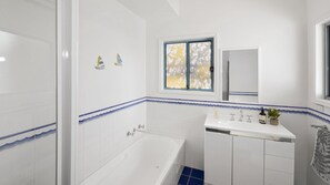 Combined shower/bathtub - Ocean Vue - Stunning Views! (AVOCA BEACH)