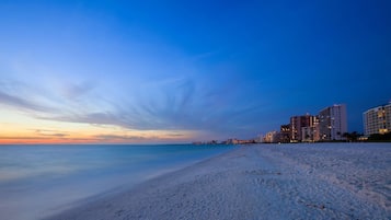 Strandlakens, varen met een motorboot, vissen
