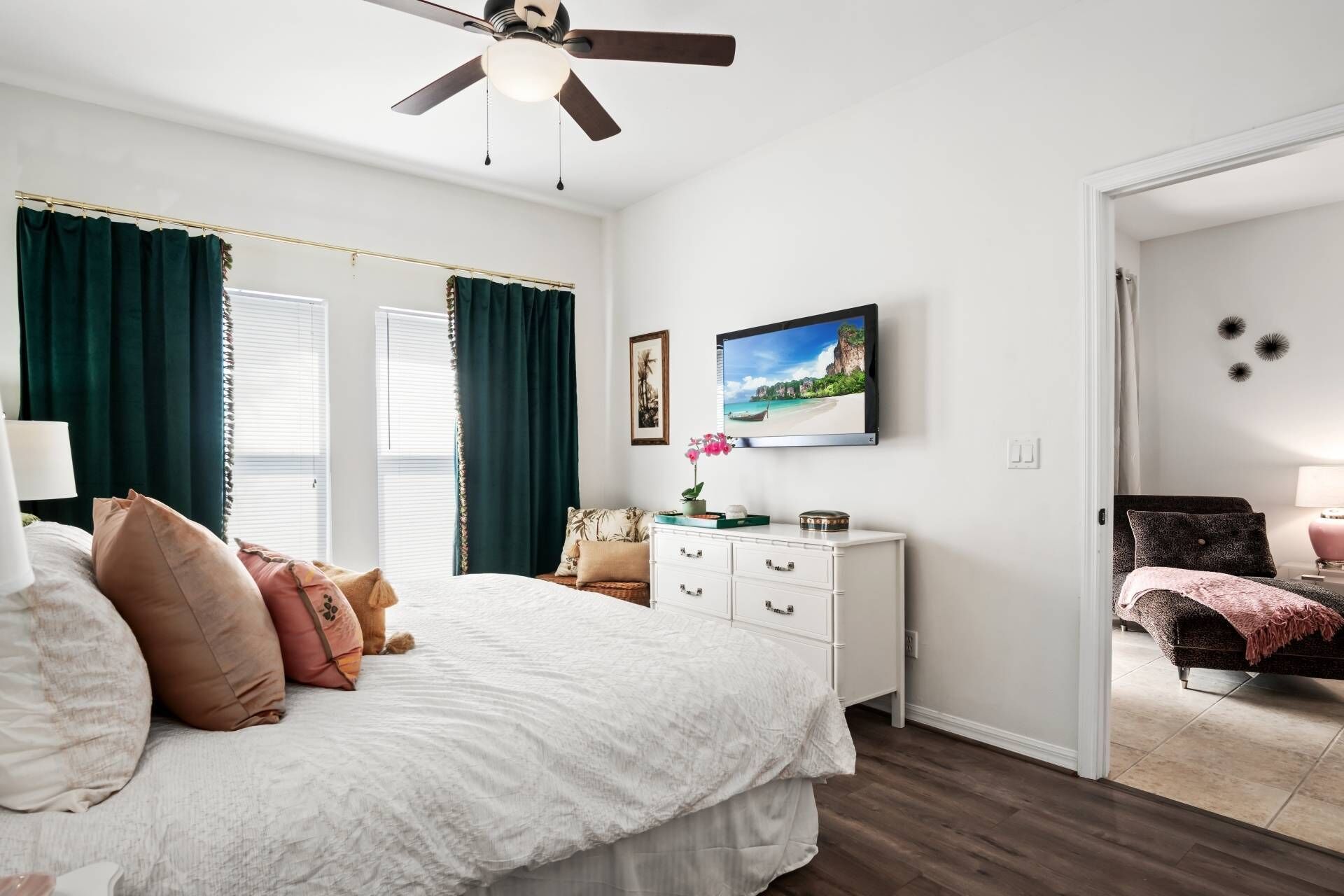 2 makuuhuonetta, silitysrauta/-lauta, ilmainen Wi-Fi, vuodevaatteet