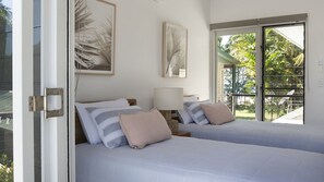 A hotel room with two beds, a large window, and a view of the outdoors. - Nikatara - Mission Beach (Mission Beach)
