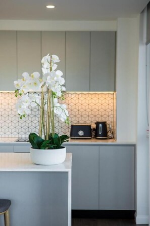 Full-size fridge, microwave, oven, stovetop - Inspire Boutique Apartments (South Toowoomba)