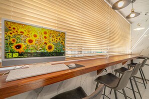 Lobby-lounge