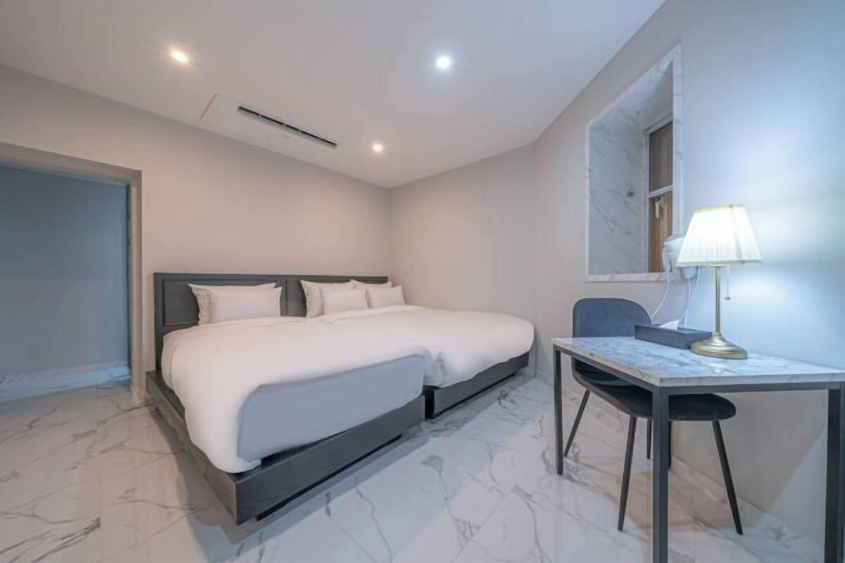 Escritorio, insonorización, wifi gratis y ropa de cama
