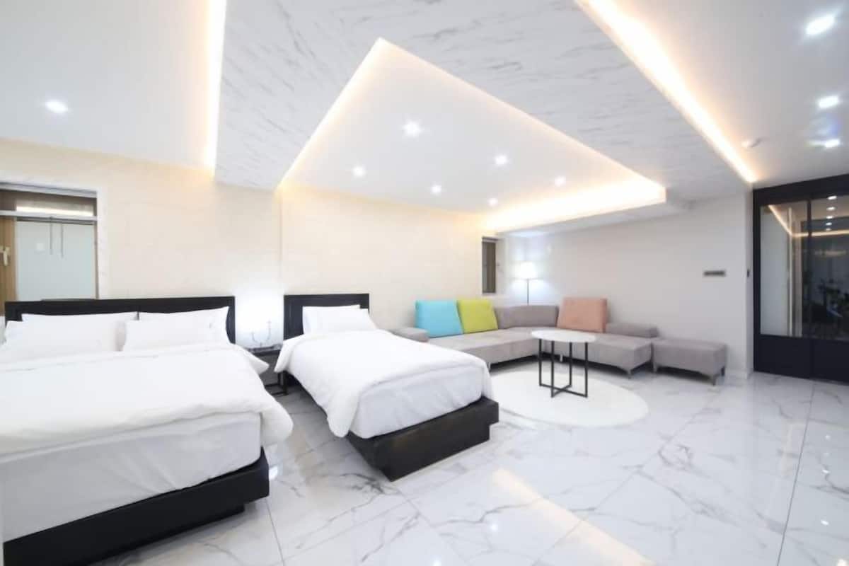 Escritorio, insonorización, wifi gratis y ropa de cama