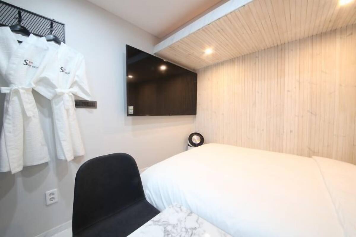 Escritorio, insonorización, wifi gratis y ropa de cama