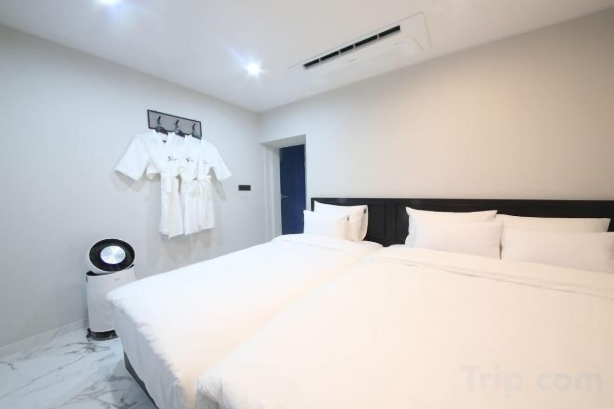 مكتب وتجهيزات عازلة للصوت وواي فاي مجانًا وملاءات أسرّة