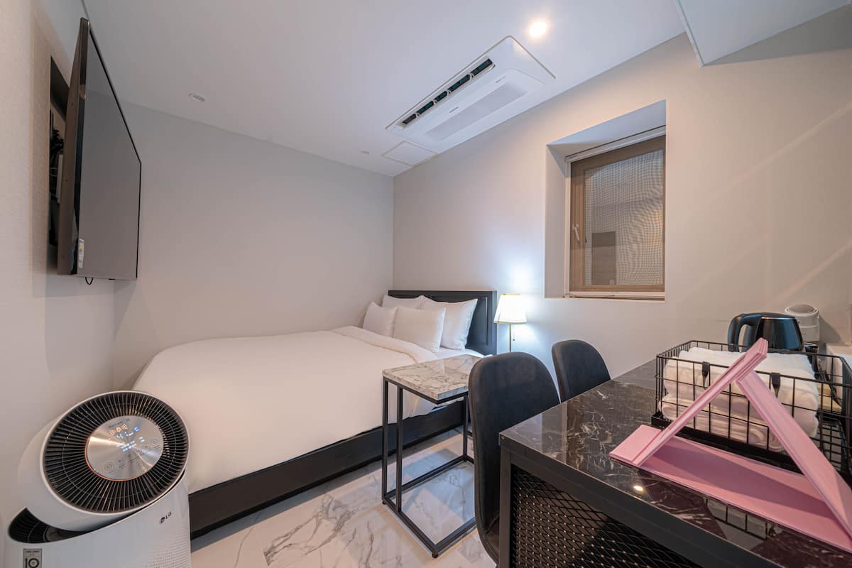 Desk, soundproofing, free WiFi, bed sheets