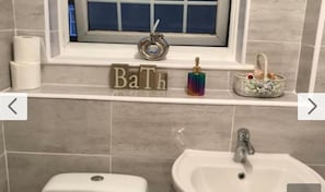 Handdukar, tvål och toalettpapper