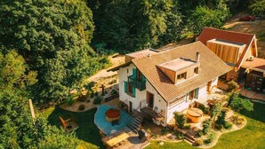 Une maison moderne dotée d’une piscine, entourée d’une végétation luxuriante.