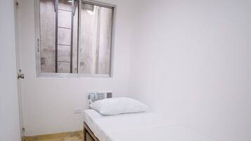 Espacio para trabajar con laptop, wifi gratis y ropa de cama
