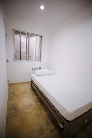 Laptop workspace, free WiFi, bed sheets - OYO 789 Abn Residences (Bacolod)