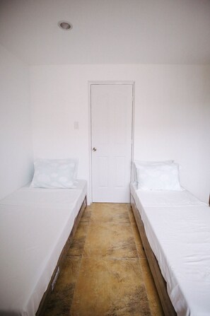 Habitación estándar con 2 camas individuales | Espacio para trabajar con un portátil, wifi gratis, ropa de cama