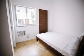 Habitación doble estándar | Espacio para trabajar con laptop, wifi gratis y ropa de cama 