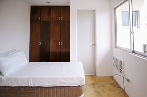 Habitación individual estándar | Espacio para trabajar con laptop, wifi gratis y ropa de cama 