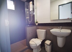 Vierbettzimmer | Badezimmer | Dusche, Regendusche
