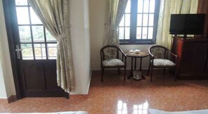 Superior Double Room | Desk, free WiFi, bed sheets - Duy Dang Hotel (Da Lat)