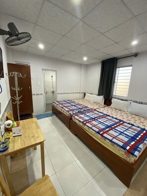 スタンダード ルーム | デスク、WiFi (無料)、ベッドシーツ