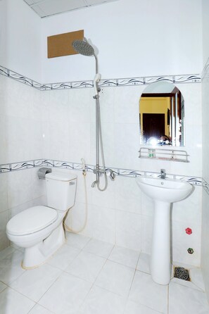Superior tweepersoonskamer | Badkamer | Een douche, gratis toiletartikelen, pantoffels